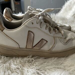 Veja women White Sneakers with Metallic Rose Gold V Logo